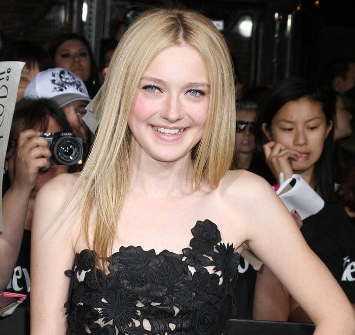 Dakota Fanning outshines everyone in a stunning Valentino strapless black dress at the 'New Moon' premiere