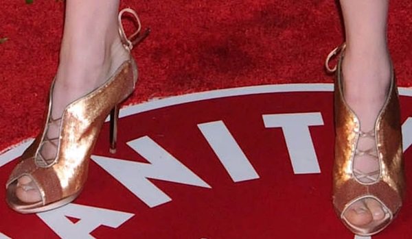 Amanda Seyfried’s gold open-toe booties, featuring a lace-up detail and metallic finish, added a glamorous and contemporary touch