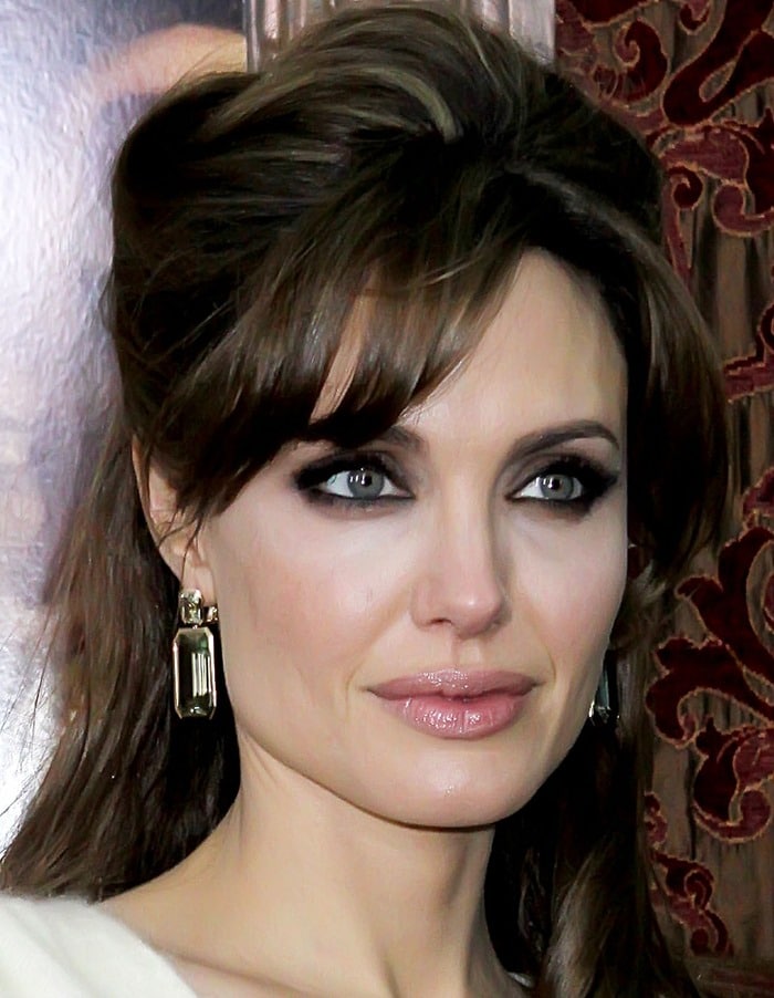 For the finishing touches, Angie chose elegant earrings from her jeweler Robert Procop