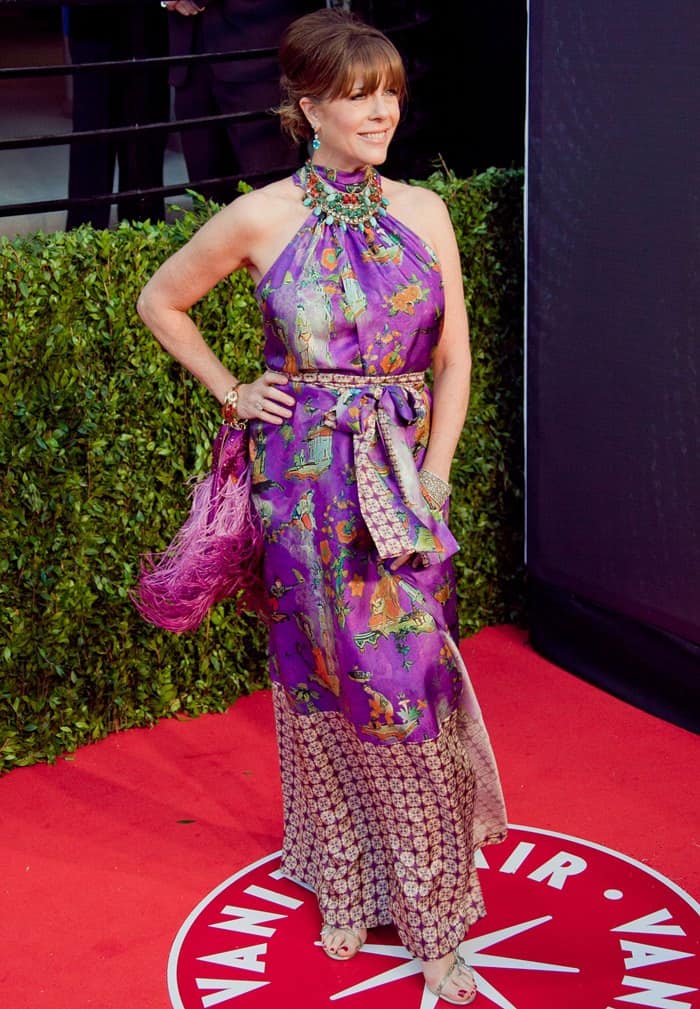 Rita Wilson attends the 2011 Oscars in a colorful silk dress and strappy heels.