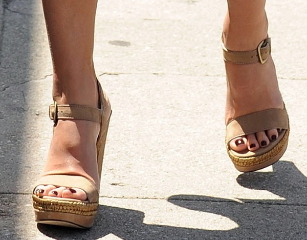 Jessica Alba shows off her feet in Stuart Weitzman Strutting platform sandals