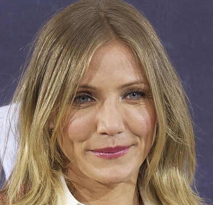 Cameron Diaz highlights her blue eyes and glossy pink lips with fresh, natural makeup