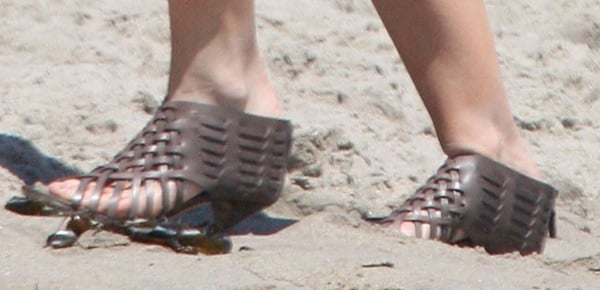 Katie Holmes braves the beach in her $740 woven leather Givenchy heels, effortlessly mixing luxury fashion with a casual day out