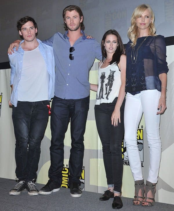 Chris Hemsworth, Charlize Theron, Kristen Stewart, and Sam Claflin pose at the Snow White and the Huntsman Comic-Con 2011 panel in San Diego, with Stewart keeping things flat and casual in lace-up oxfords while Theron towers beside her in white skinny jeans and strappy heeled sandals