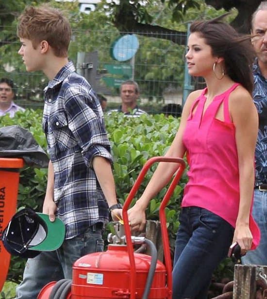 Justin Bieber and Selena Gomez at Lagoa helipoint to take a helicopter over the Corcovado mountain to see the Christ the Redeemer Selena Gomez holding hands with Justin Bieber as they go for a helicopter ride in Rio de Janeiro
