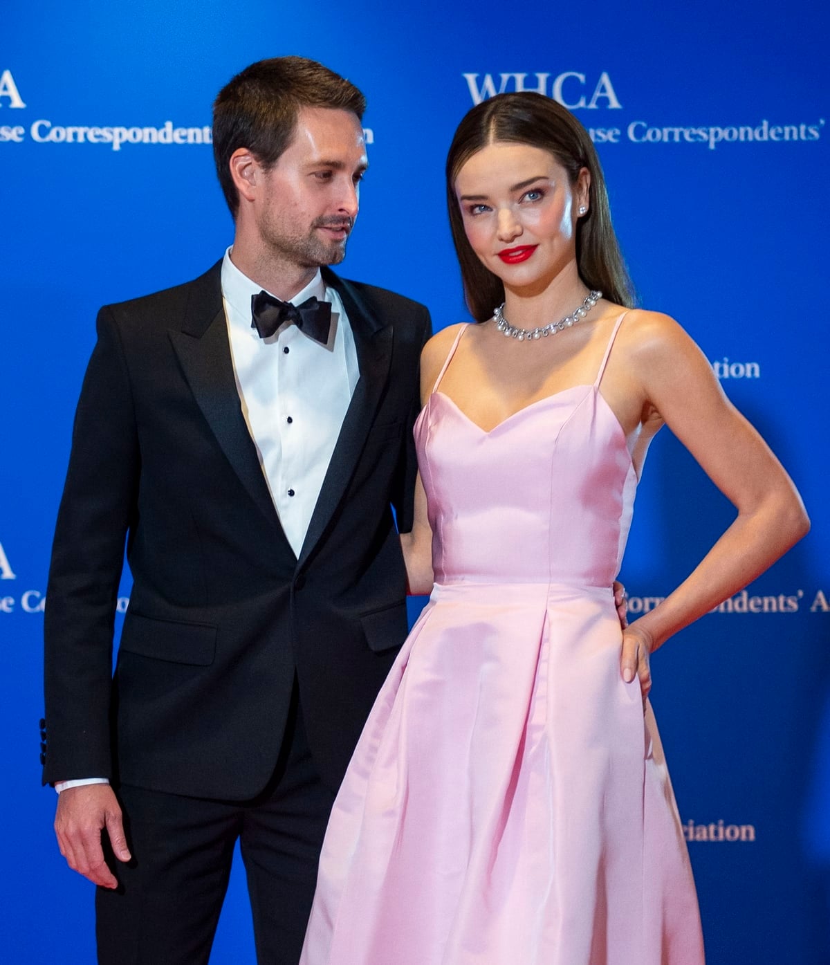 Evan Spiegel and Miranda Kerr dazzle on the red carpet at the 2022 White House Correspondents’ Association Dinner, with Miranda wearing a stunning pale pink gown and sparkling Neil Lane jewelry