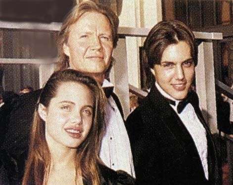 Pictured with her brother James Haven and father Jon Voight, a young Angelina Jolie appears at an early red-carpet event, long before emerging as one of Hollywood’s most recognizable style icons