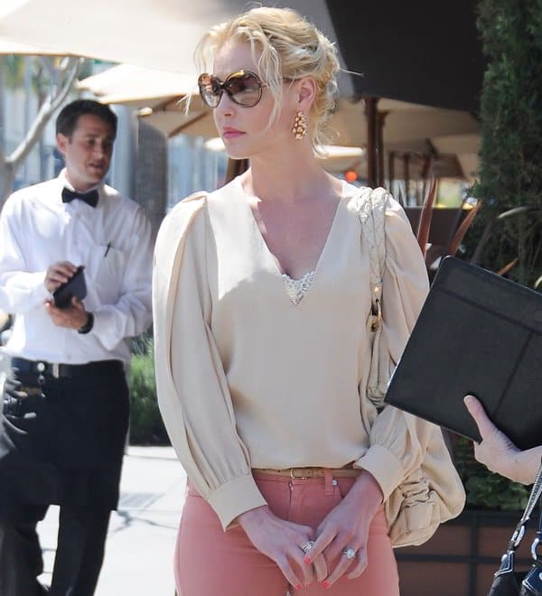 Katherine Heigl styled her rose Henry Belle Ideal skinny jeans with a nude ruffled shirt