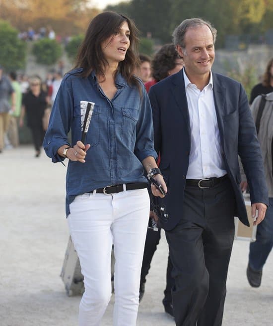 Emmanuelle Alt Paris Fashion Week Spring/Summer 2012 Ready To Wear Emmanuelle Alt at Paris Fashion Week, effortlessly blending casual and chic with her signature white skin tights and chambray shirt