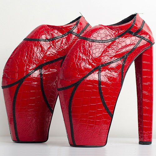 Joco Comendador Königin Joco Comendador 'Königin' platforms, his tribute to the Alexander McQueen armadillo shoes
