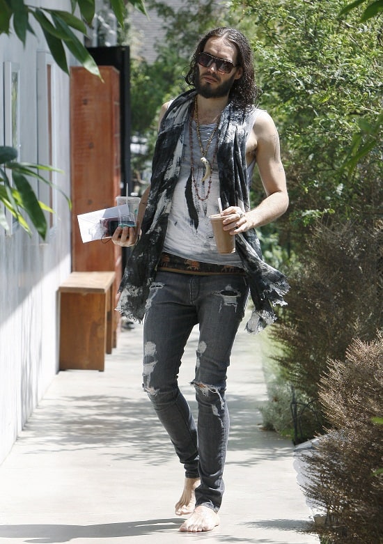 russell brand sept 12 yoga class Russell Brand arrives barefoot at his Hollywood yoga class in Los Angeles