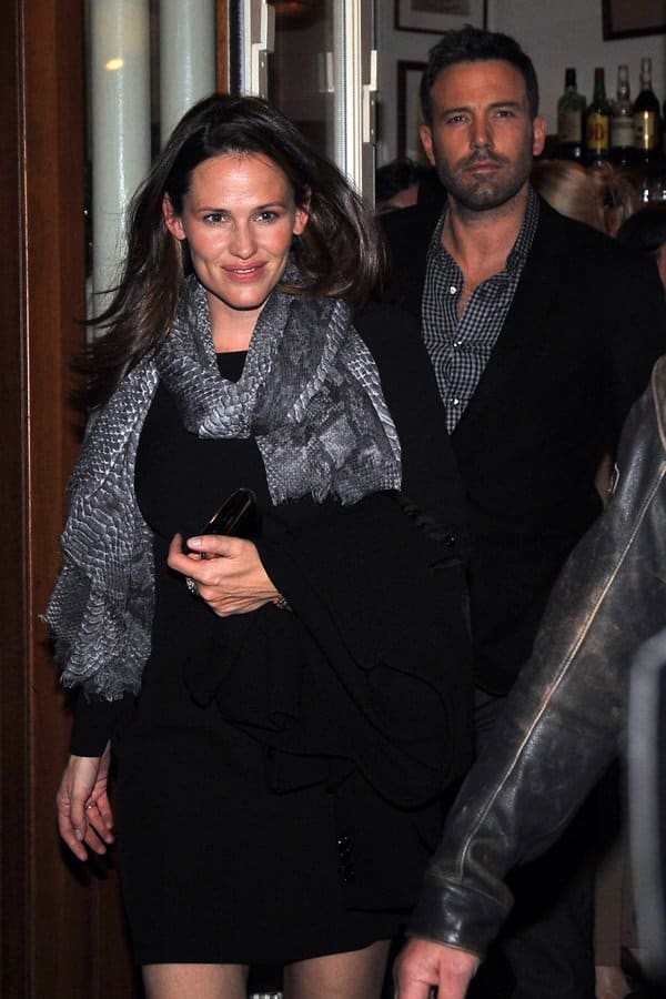 Jennifer Garner Wearing Python Scarf Jennifer Garner showcased her flair for fashion with a striking python-printed scarf while out in Paris with Ben Affleck on October 15, 2012, adding an exotic touch to her elegant ensemble