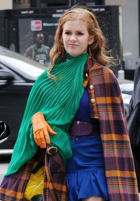 Isla Fisher is Rebecca Bloomwood in Confessions of a Shopaholic Rebecca Bloomwood (Isla Fisher) is the shopaholic financial journalist Girl With the Green Scarf