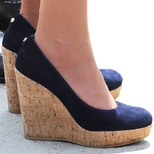 Kate Middleton in Stuart Weitzman Corkswoon wedge Kate Middleton flashes her feet in Stuart Weitzman wedges