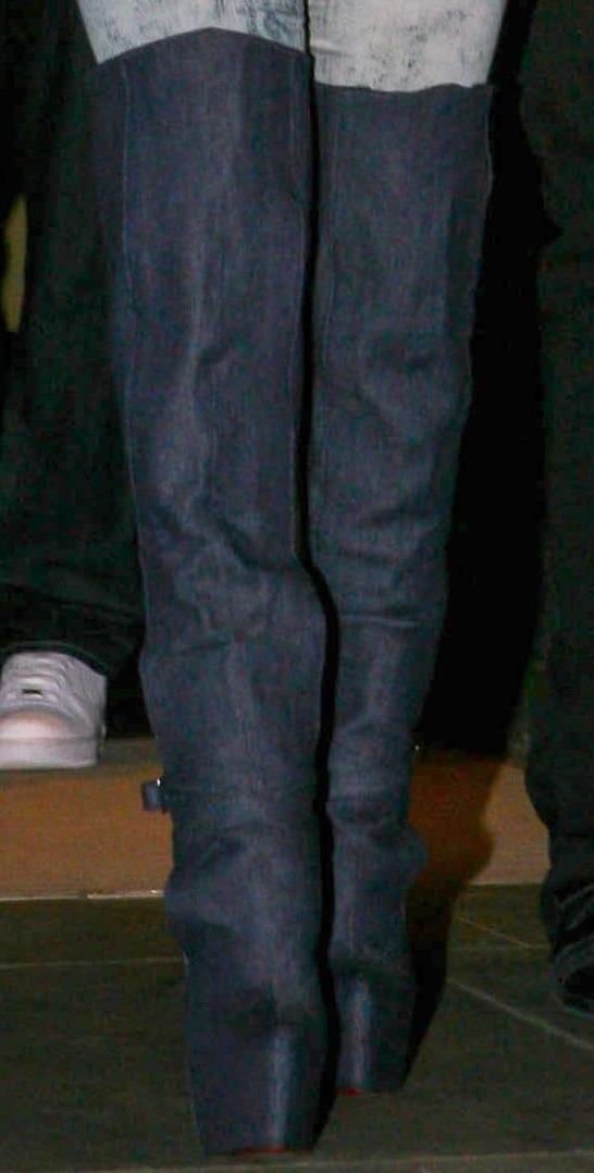nicki minaj leaving her hotel in london oct 31 boots A closer look at Nicki's denim over-the-knee boots