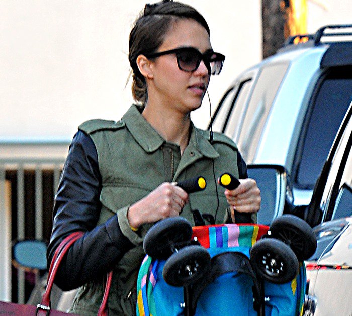 Jessica Alba clips her hair back as she shops at F S Fabrics with her youngest daughter Haven Warren