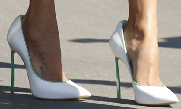 Zoe Saldaña rocking white pumps by Casadei
