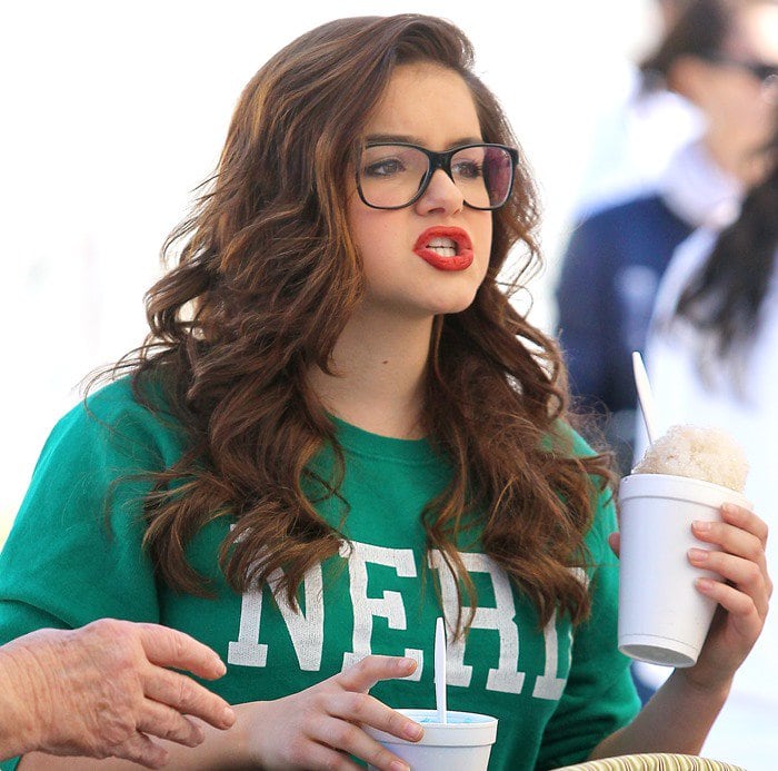 Red lipstick and oversized frames gave Ariel Winter’s off-duty outfit a fun, retro edge at the sunny Los Angeles market