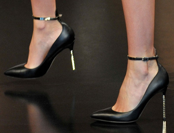 A close-up reveals the Valentino pumps’ low-dipped vamp and slim stiletto heel, finished with discreet gold-tone pyramid studs that add edge without disrupting the shoe’s refined profile