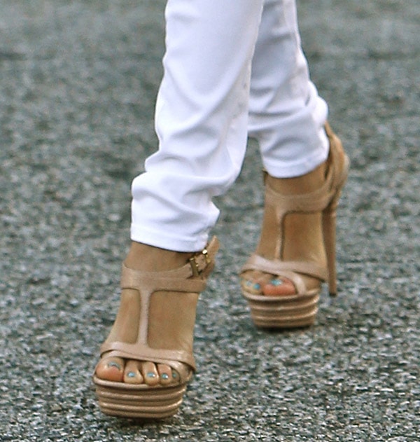 Eva Longoria styled her white skinny jeans from Henry Belle with Cesare Paciotti heels