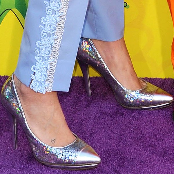 Kesha shows off her feet and tiny heart tattoo in silver metallic cap-toe pumps with a holographic snakeskin effect
