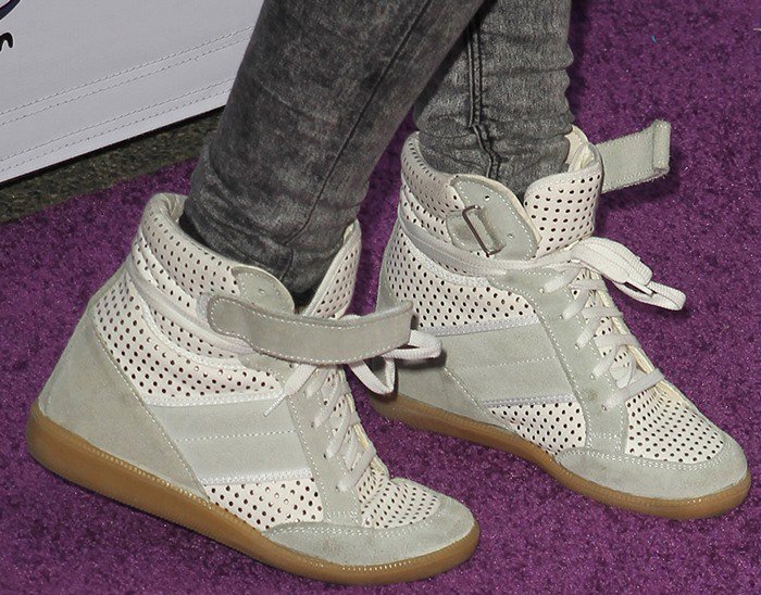 Sarah Hyland rocked a pair of trendy white-and-grey perforated sneaker wedges, perfectly pairing them with acid-wash skinny jeans for a sporty-chic vibe