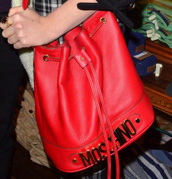 Pixie Lott added a pop of color with a Moschino bucket bag, adorned with gold-tone Moschino lettering