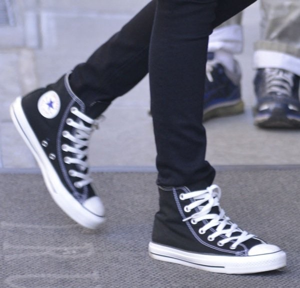 Carly Chaikin’s black-and-white Converse Chuck Taylor All Star sneakers added a familiar downtown edge to her otherwise layered Soho street-style uniform