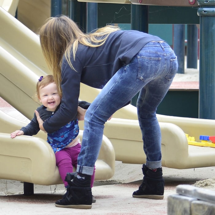 Jessica Alba rocks Current/Elliott "Write On" skinny jeans