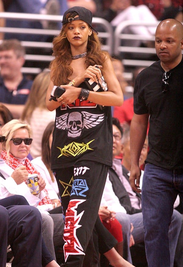 Rihanna watches the Los Angeles Lakers play the Los Angeles Clippers at the Staples Center Rihanna among celebrities at the Lakers vs. Clippers game at Staples Center