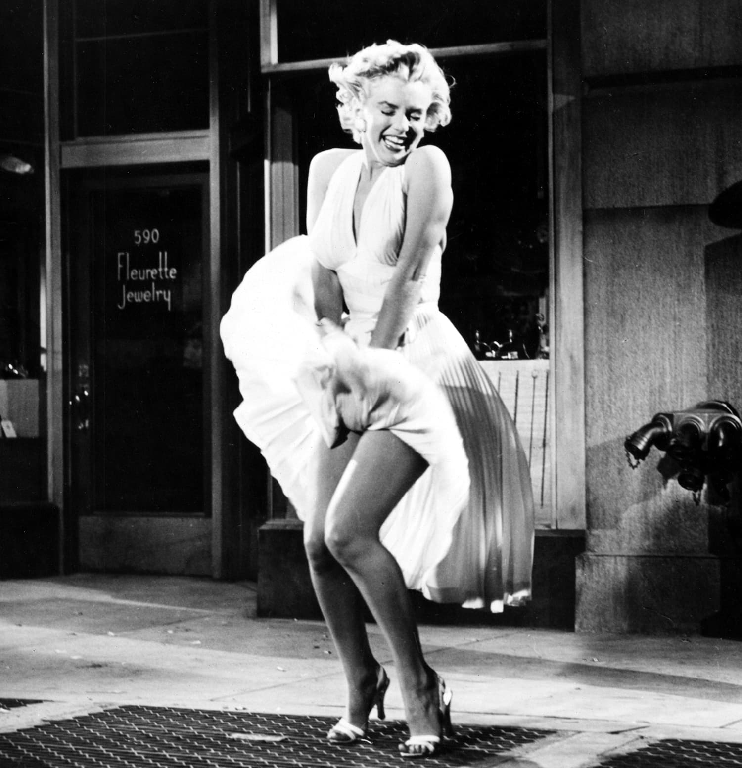 Marilyn Monroe, as “The Girl” in The Seven Year Itch (1955), immortalizes Hollywood glamour in her billowing white halter dress paired with classic peep-toe stiletto heels—one of cinema’s most unforgettable fashion moments