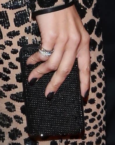 Jennifer Lopez chose a small but glittery black clutch that, despite its modest size, managed to capture a share of the spotlight