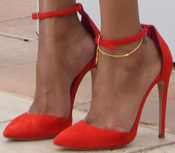 Zoe Saldaña enhanced her ensemble with orange Oscar Tiye sandals