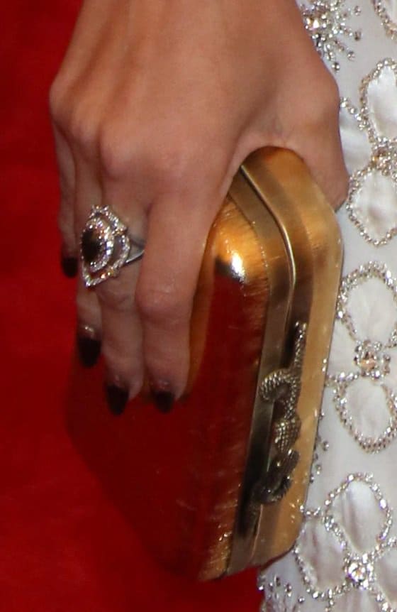 Nicole Richie's look was dramatically accessorized with a glamorous gold clutch from her own House of Harlow collection