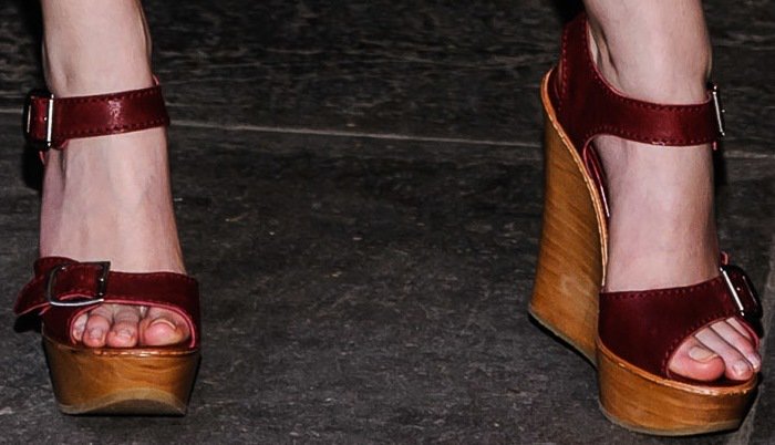 Anna showcases her perfectly pedicured toes in burgundy leather Chloé wooden wedges, featuring buckle details and a chunky platform for a stylish yet comfortable lift