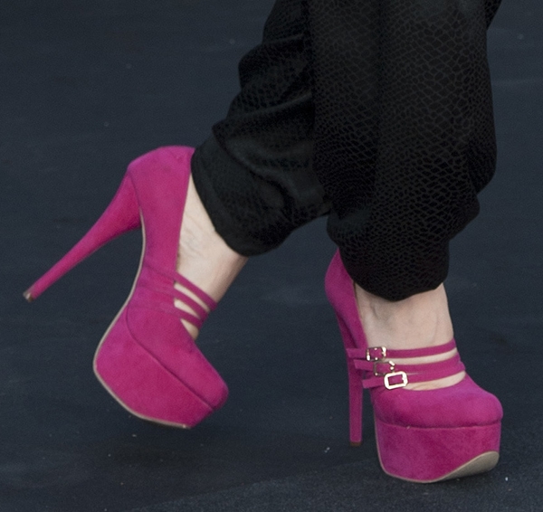 Natasha Bedingfield's height is approximately 5 feet 5 ½ inches (166.4 cm), but she appears significantly taller when she dons high heels