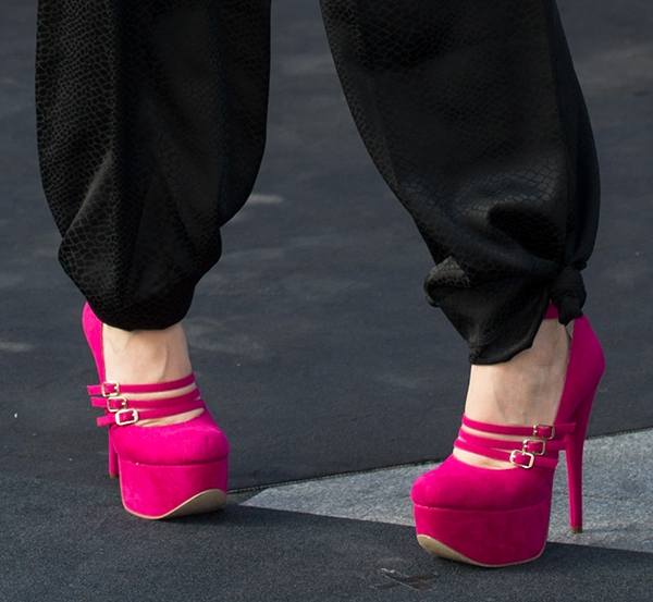 Natasha Bedingfield's feet in pink platform pumps by Luichiny
