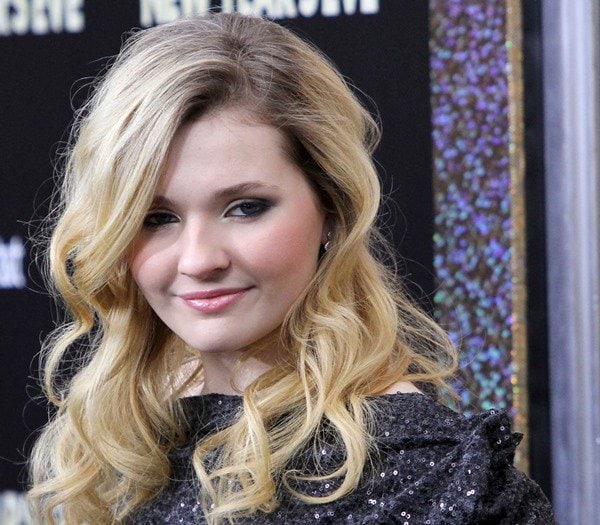 Abigail Breslin complemented her glittering premiere look with soft blonde waves, smoky eye makeup, and a subtle pink lip that balanced the drama of her sequined ensemble