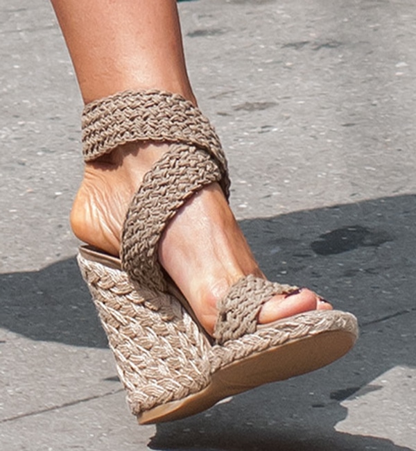 Jennifer Aniston wearing Stuart Weitzman Alex wedges