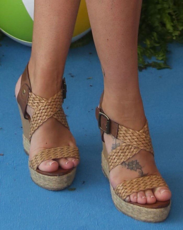Michelle Heaton keeps it laid-back and beachy in brown woven espadrille wedges with crossover straps and buckle accents