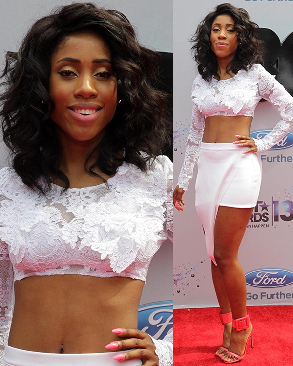 Sevyn Streeter reveals her belly button at the 2013 BET Awards