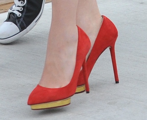 The bold red Charlotte Olympia “Debbie” pumps, with their sky-high stiletto heels and gold platform detail, perfectly elongated Emilia Clarke’s 5ft 2in frame, adding height and sleek sophistication to her look