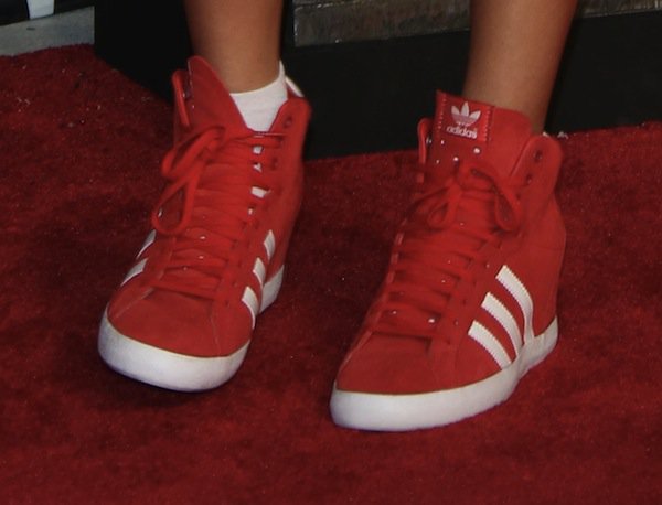 Becky G in comfortable Adidas sneakers for the 2013 MTV Video Music Awards