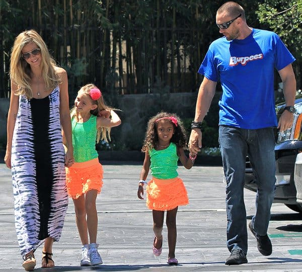Heidi Klum, her boyfriend Martin Kristen, and Klum's daughters on their way inside a coffee shop