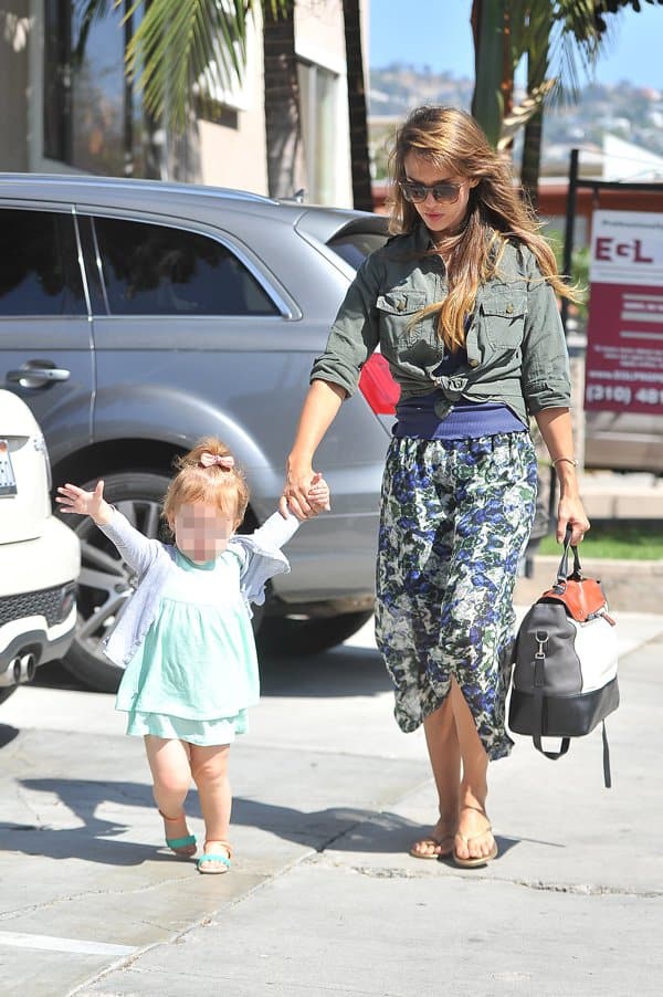 Printed Maxi Skirt On August 25, 2013, at Le Pain Quotidien, Jessica Alba sported a chic outfit featuring a Current/Elliott army green shirt, Yosi Samra bronze flip flops, Elizabeth and James sunglasses, and a Diane von Furstenberg leather satchel in saddle, chalk, and black