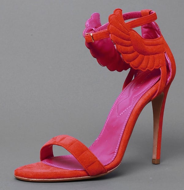 With a bold wing design at the ankle, the Oscar Tiye 'Malikah' sandals perfectly complement Hailee Steinfeld's youthful and playful style