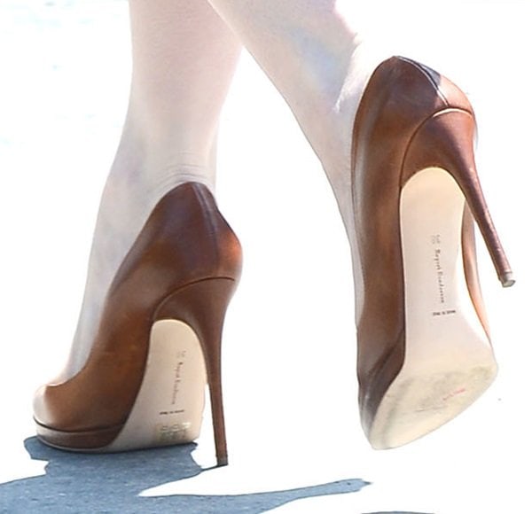 A closer look at Christina Hendricks’s brown Rupert Sanderson pumps reveals the designer’s signature curved heel and clean, timeless craftsmanship