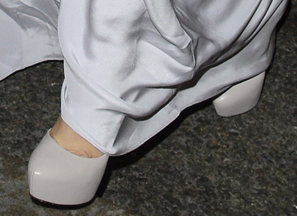 A close-up of Rachel McAdams’ glossy Casadei pumps reveals the sleek platform silhouette and perfectly matched ivory tone that anchored her minimalist red-carpet look