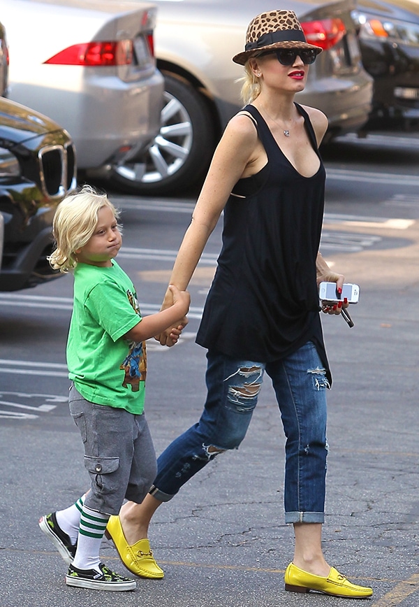 Mom Duty in Style: Gwen Stefani at Zuma’s school in Los Angeles, showcasing a relaxed yet fashionable outfit