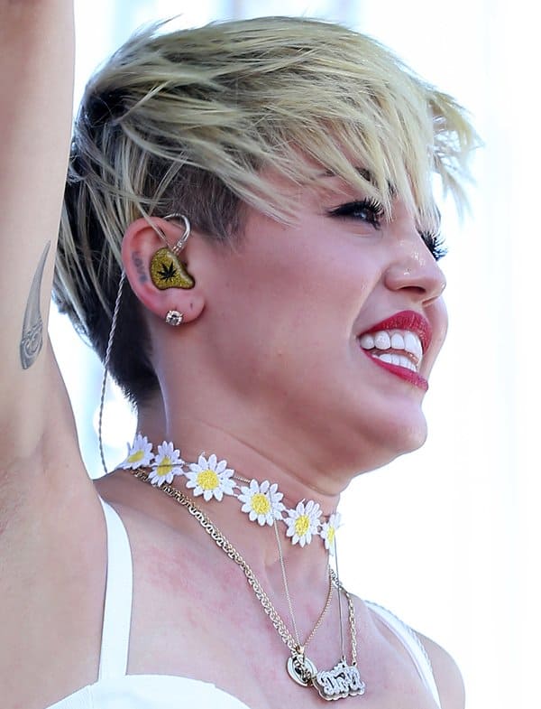 Miley Cyrus highlights her distinctive sunflower choker, a surprising throwback accessory at the iHeartRadio Music Festival